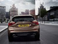 Infiniti Q30 Active Compact (2016) - picture 11 of 19