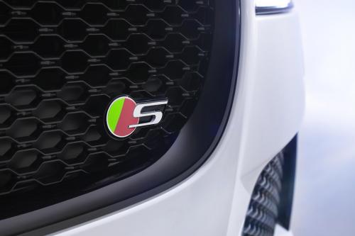 Jaguar XF (2016) - picture 16 of 25