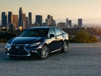 Lexus ES 300h (2016) - picture 1 of 22