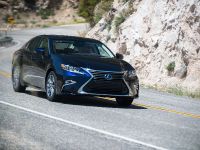 Lexus ES 300h (2016) - picture 2 of 22