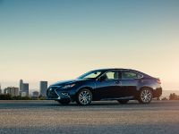 Lexus ES 300h (2016) - picture 4 of 22