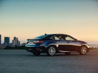 Lexus ES 300h (2016) - picture 5 of 22