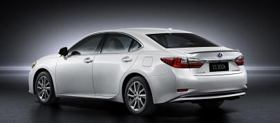 Lexus ES (2016) - picture 4 of 6