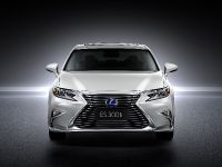 Lexus ES (2016) - picture 1 of 6