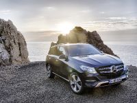 Mercedes-Benz GLE (2016) - picture 2 of 48