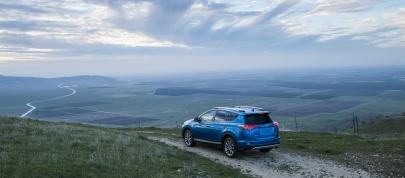 Toyota RAV4 Hybrid (2016) - picture 20 of 53