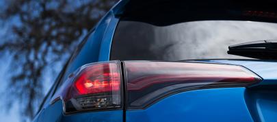 Toyota RAV4 Hybrid (2016) - picture 31 of 53
