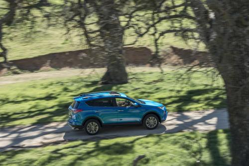 Toyota RAV4 Hybrid (2016) - picture 17 of 53