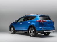 Toyota RAV4 Hybrid (2016) - picture 18 of 53