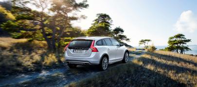 Volvo V60 Cross Country (2016) - picture 4 of 8