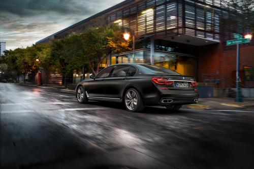 BMW M760Li xDrive (2017) - picture 8 of 23