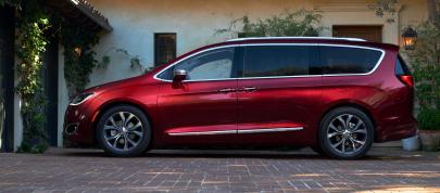Chrysler Pacifica (2017) - picture 7 of 58