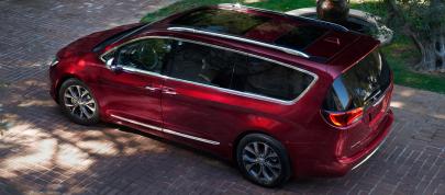 Chrysler Pacifica (2017) - picture 12 of 58