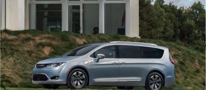 Chrysler Pacifica (2017) - picture 28 of 58