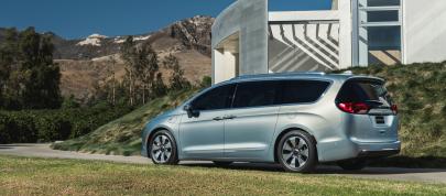 Chrysler Pacifica (2017) - picture 31 of 58