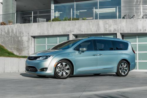 Chrysler Pacifica (2017) - picture 25 of 58