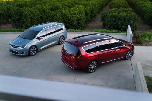 Chrysler Pacifica (2017) - picture 40 of 58