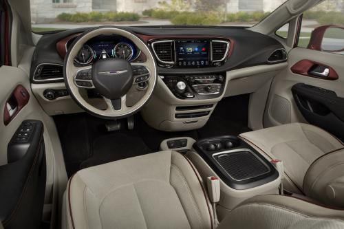 Chrysler Pacifica (2017) - picture 41 of 58