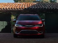 Chrysler Pacifica (2017) - picture 1 of 58