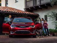 Chrysler Pacifica (2017) - picture 2 of 58