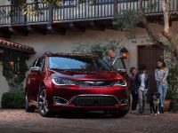 Chrysler Pacifica (2017) - picture 3 of 58