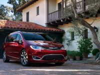 Chrysler Pacifica (2017) - picture 4 of 58