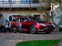 Chrysler Pacifica (2017) - picture 5 of 58