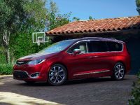 Chrysler Pacifica (2017) - picture 6 of 58