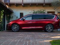 Chrysler Pacifica (2017) - picture 7 of 58