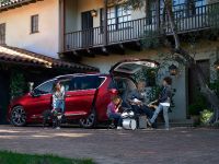 Chrysler Pacifica (2017) - picture 10 of 58