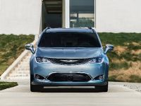 Chrysler Pacifica (2017) - picture 21 of 58