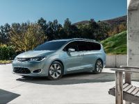 Chrysler Pacifica (2017) - picture 27 of 58