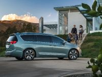 Chrysler Pacifica (2017) - picture 30 of 58