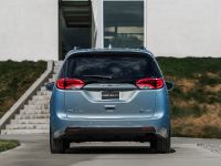 Chrysler Pacifica (2017) - picture 35 of 58