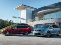 Chrysler Pacifica (2017) - picture 38 of 58