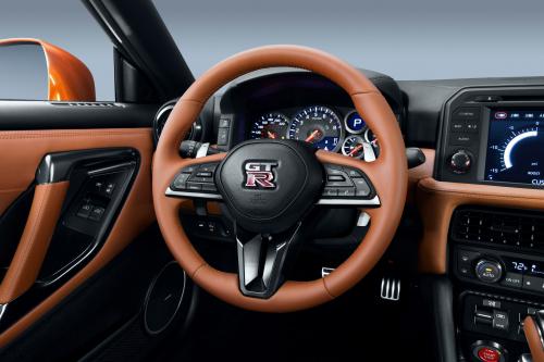 Nissan GT-R (2017) - picture 40 of 48