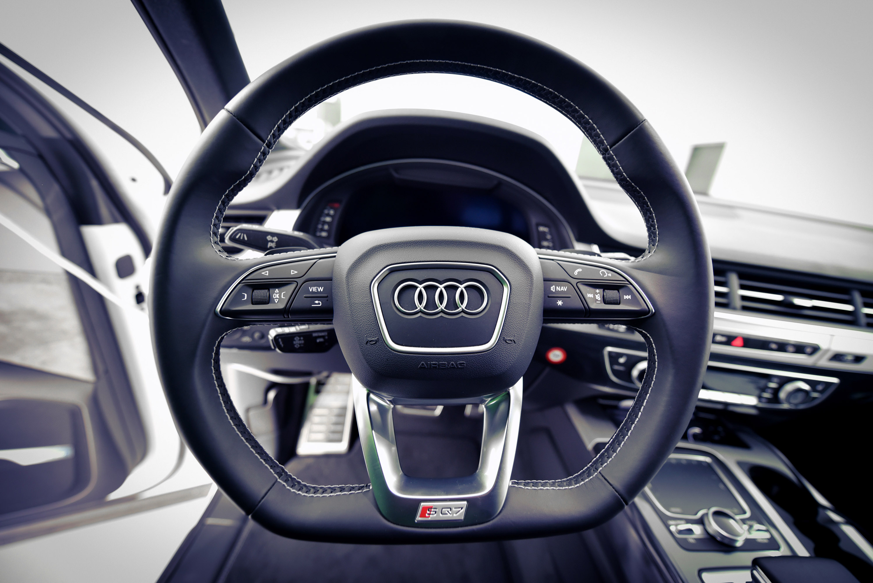 SPEED BUSTER Audi SQ7 SUV