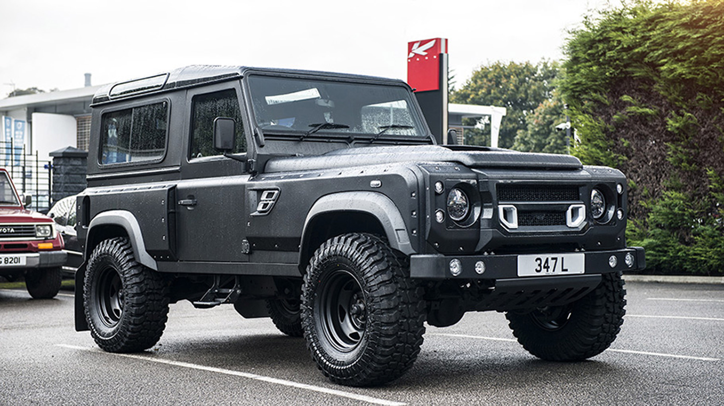 Kahn Design Land Rover Defender Flying Huntsman 105