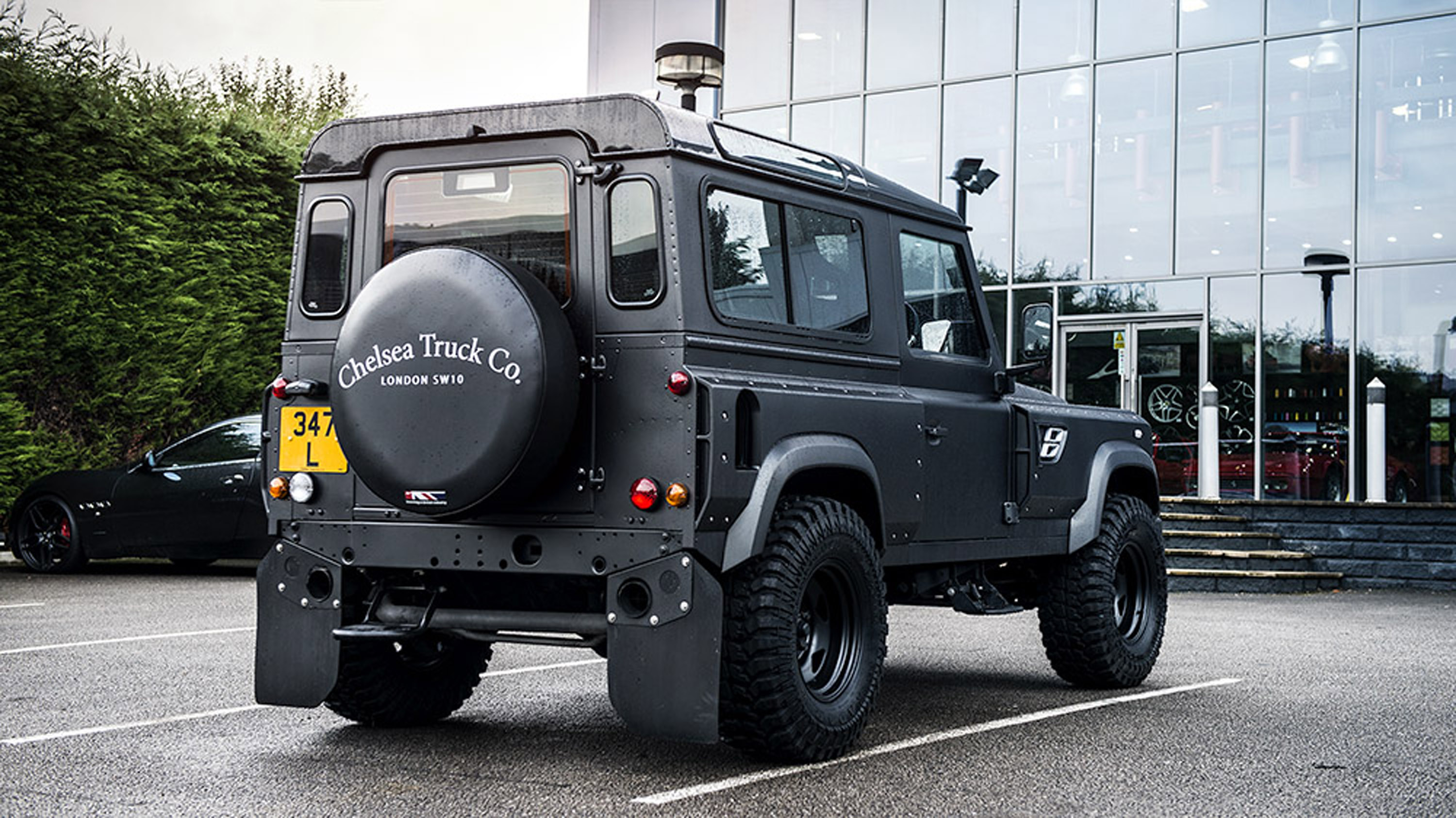 Kahn Design Land Rover Defender Flying Huntsman 105