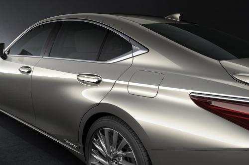 Lexus ES (2018) - picture 8 of 11