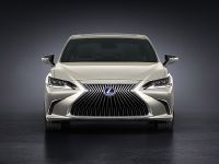 Lexus ES (2018) - picture 1 of 11