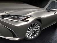 Lexus ES (2018) - picture 2 of 11