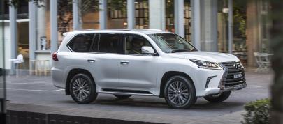 Lexus LX 400d (2018) - picture 7 of 14
