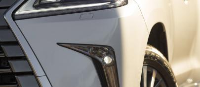 Lexus LX 400d (2018) - picture 12 of 14