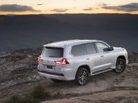 Lexus LX 400d (2018) - picture 8 of 14