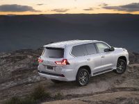 Lexus LX 400d (2018) - picture 8 of 14