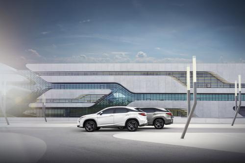 Lexus RX L (2018) - picture 1 of 3