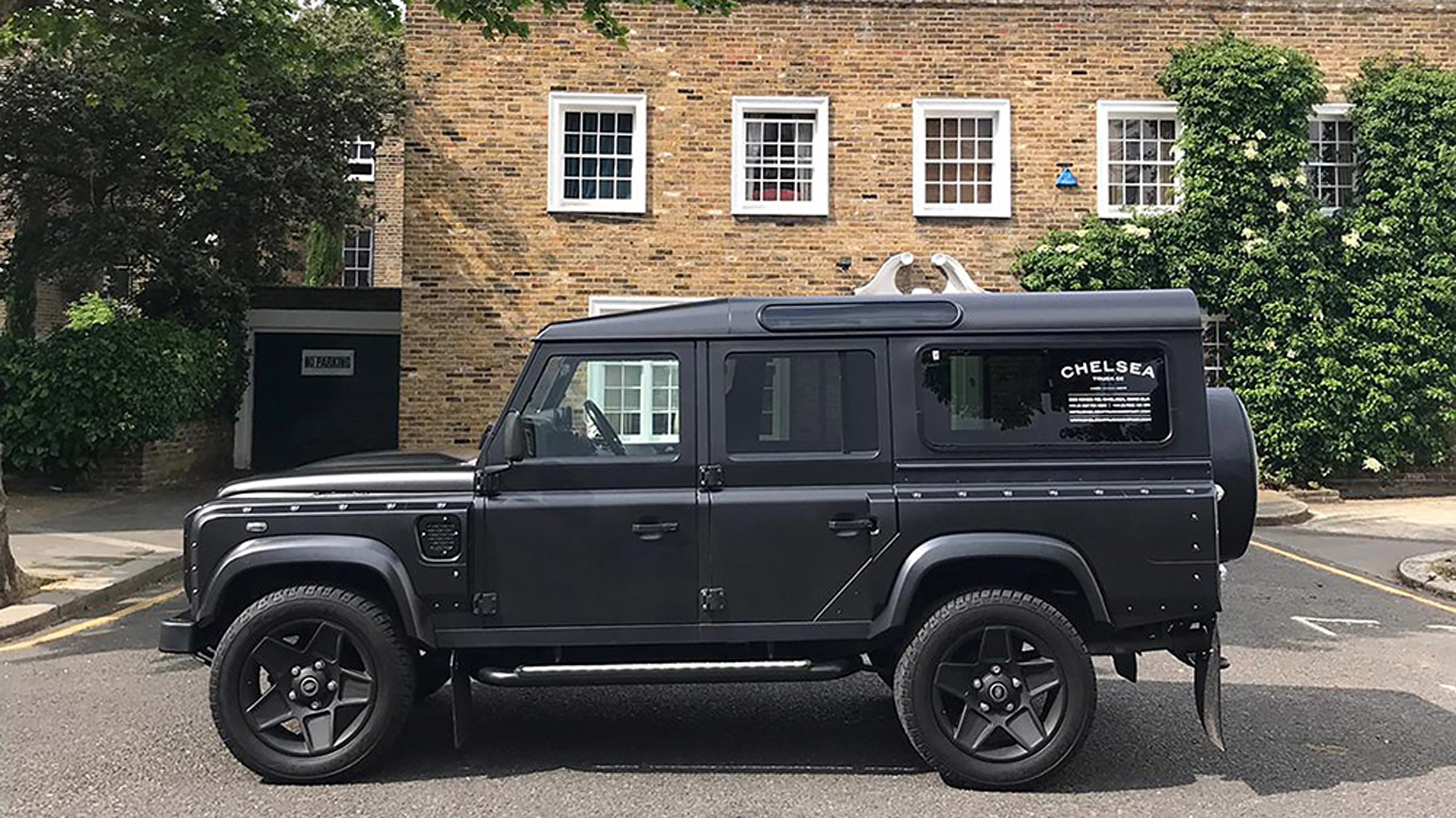 Kahn Design Land Rover Defender End Edition