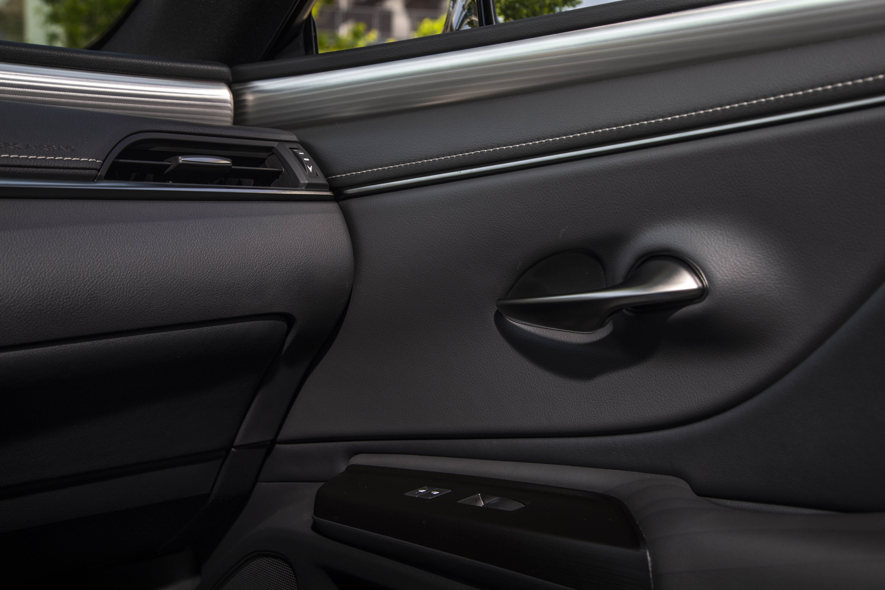 Lexus ES Hybrid Saloon Interior