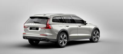 Volvo V60 Cross Country (2019) - picture 4 of 11